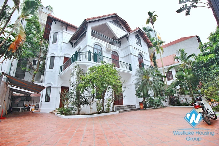 Beautifull house with huge garden for reent in Tay Ho District 